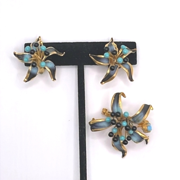 Austria Jewelry - Vintage Austria Enamel Lily Flower Brooch Clip-on Earrings Set Rare
